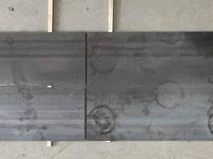 Ausgelegte Frontbleche aus verzundertem Rohstahl vor der Montage`