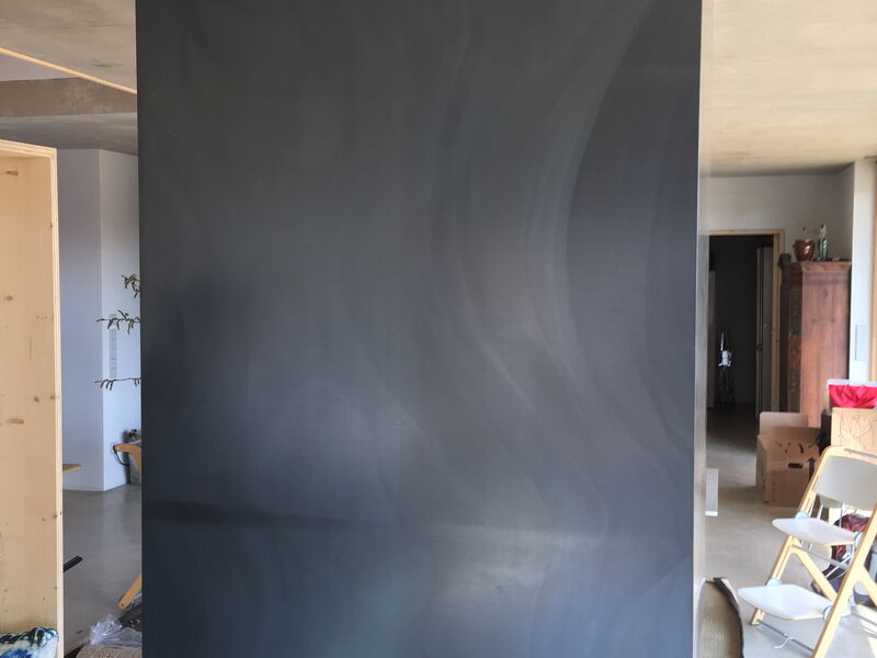 Geölter schwarz verzunderter Rohstahl als handwerkliches Detail.